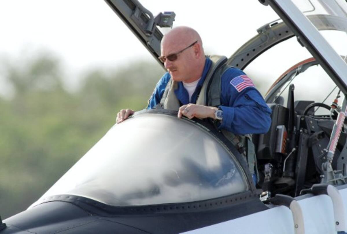 Mark Kelly, comandante de la nave espacial del Endeavour, es el esposo de la congresista Gabrielle Giffords.