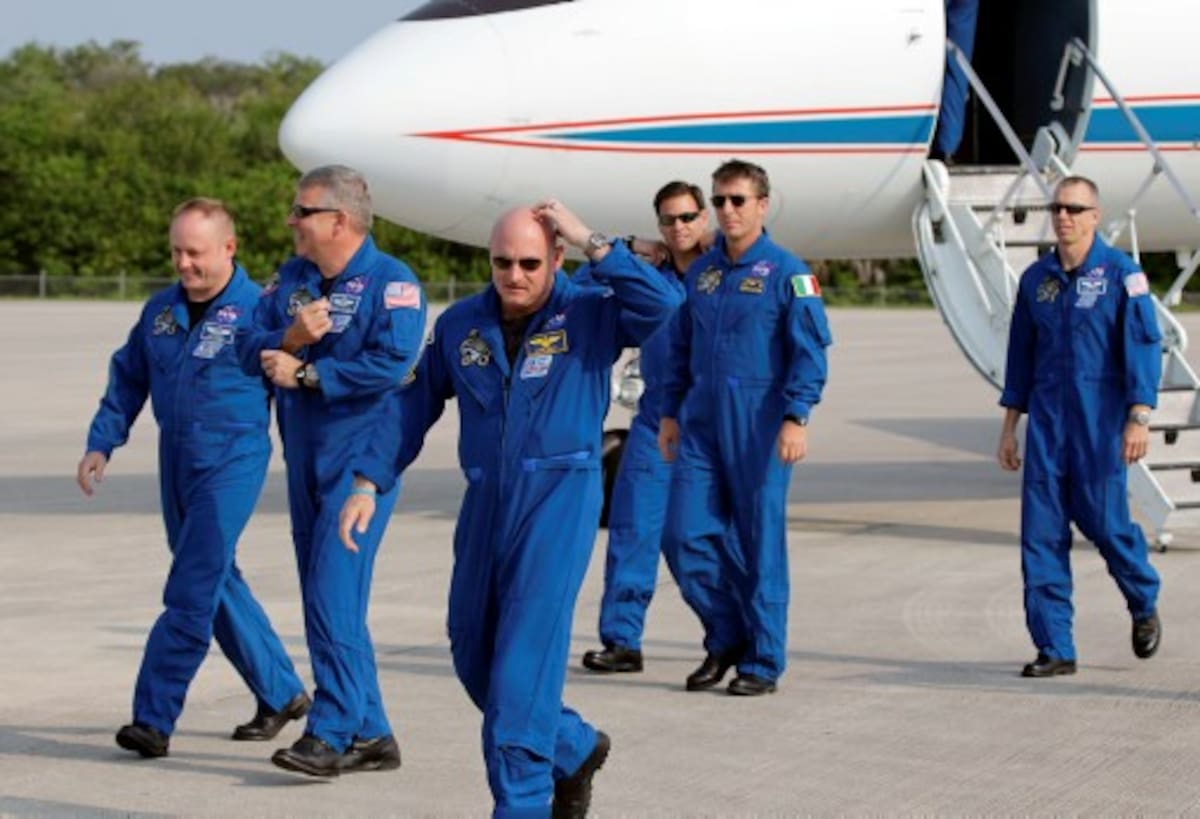 El comandante Mark Kelly y los otros cinco tripulantes llegaron el jueves al Centro Espacial Kennedy AP