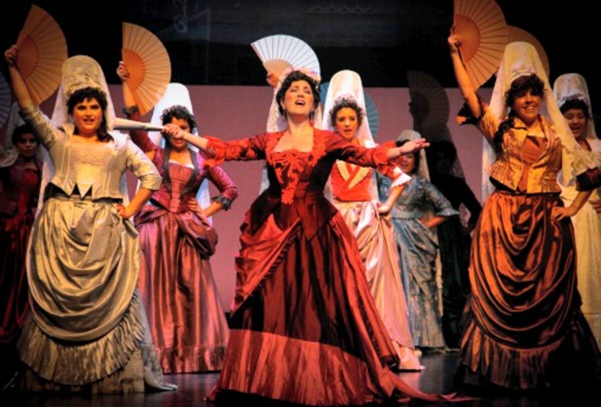 Más de 120 artistas en escena interpretando algunos de los fragmentos más populares y tradicionales de la zarzuela española están en el Teatro Mayor Julio Mario Santodomingo de Bogotá en la primera temporada de “Viva Madrid, una antología de Zarzuela”. FOTOS MARIO FRANCO - COLPRENSA