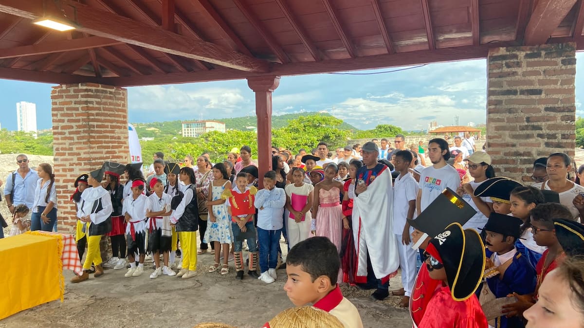 Más de 200 estudiantes participaron en la Ruta por la Historia de Cartagena 2026. // Foto: cortesía - SMPC