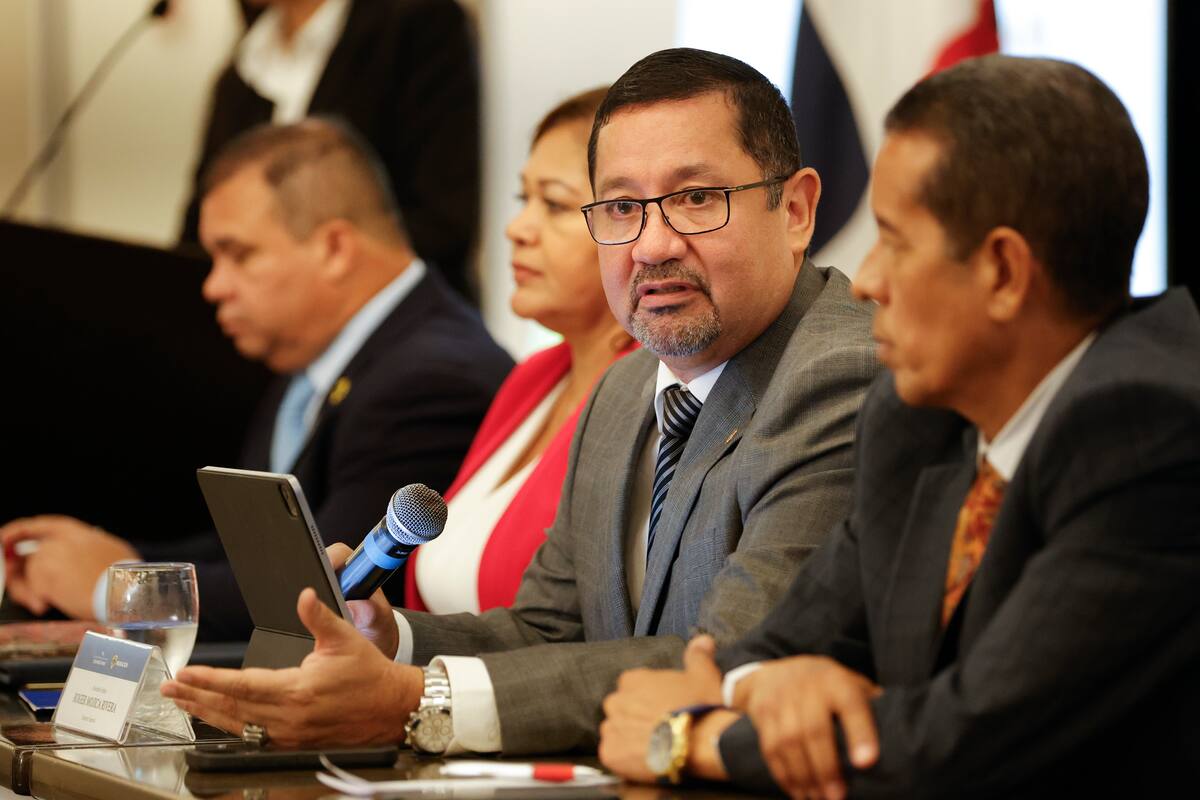 El director general del Servicio Nacional de Migración de Panamá, Roger Mojica, participa en una reunión este martes, en Ciudad de Panamá (Panamá). // Foto: EFE/ Bienvenido Velasco