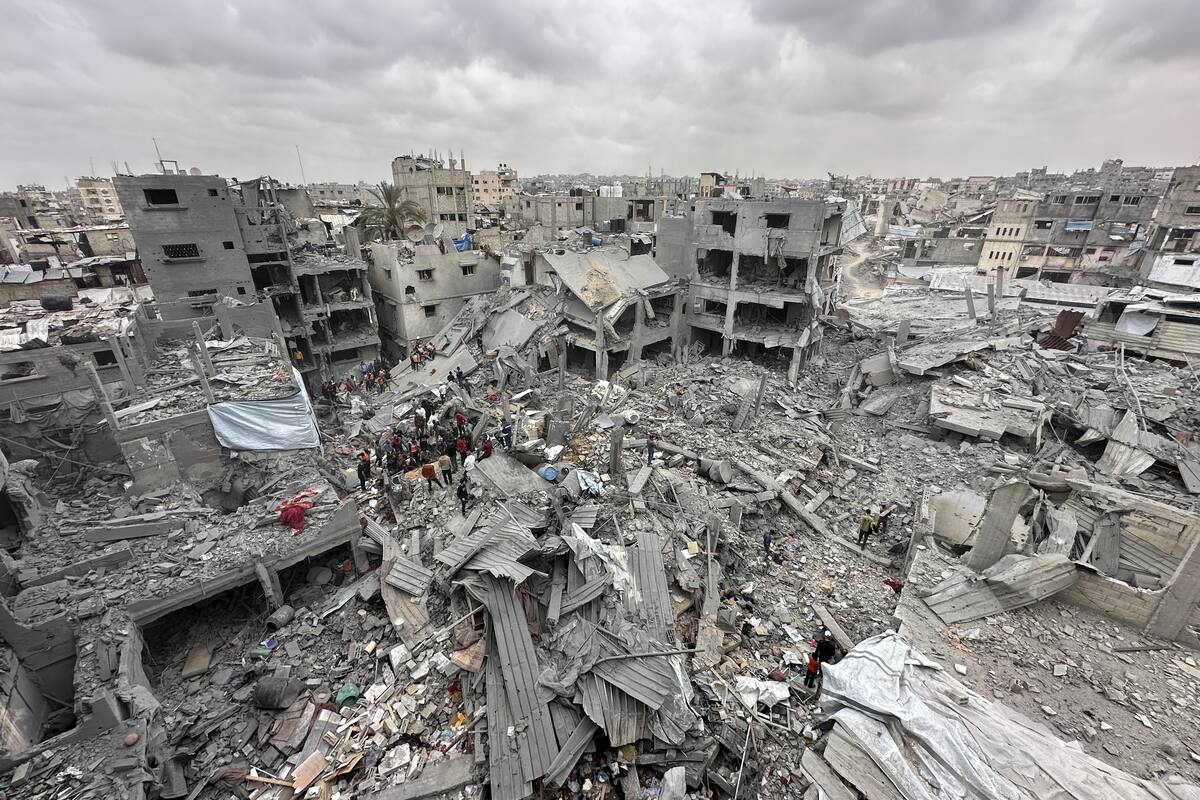 Al menos 23 personas murieron, entre ellos ocho mujeres y ocho niños, en el bombardeo de un avión israelí contra un bloque de viviendas en el barrio de Shujaiya, este de la norteña ciudad de Gaza, confirmaron a EFE fuentes médicas del hospital Al Ahli. EFE / VANGUARDIA