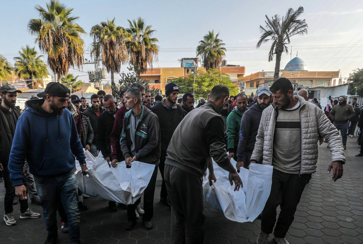 Palestinos llevan los cuerpos de los miembros de una familia asesinada en un ataque aéreo israelí en el centro de la Franja de Gaza. //EFE