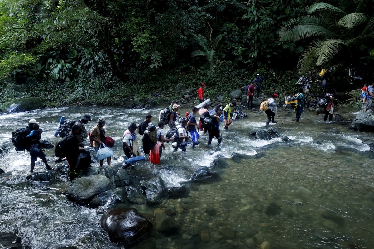 Fotografía de archivo que muestra a migrantes haitianos en su camino hacia Panamá por el Tapón del Darién en Acandi (Colombia). EFE/ VANGUARDIA