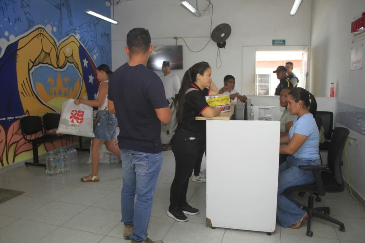Más de 50 personas ya han donado en el Centro Intégrate para ayudar a las familias afectadas por los terremotos en Venezuela. // Foto: Julio Castaño - El Universal