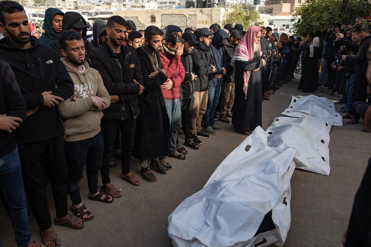 Palestinos rezan junto a los cadáveres de víctimas de un ataque israelí, en el Hospital Nasser en Jan Yunis, en el sur de la Franja de Gaza, el 15 de febrero de 2026. // Foto: EFE/EPA/HAITHAM IMAD.
