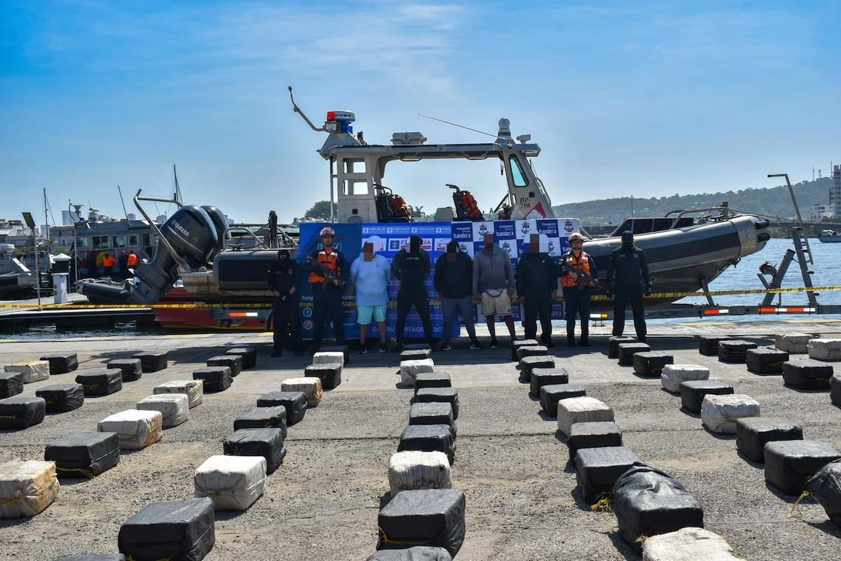 Más de cinco toneladas de cocaína fueron decomisadas en dos operaciones navales en el Caribe colombiano.