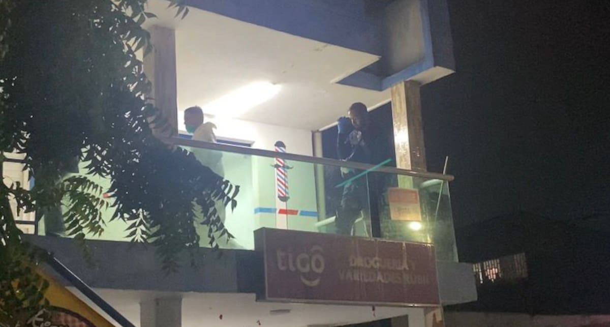 Un sicario subió al segundo piso donde queda la peluquería y asesino a tres hombres en el barrio Pinar del Río de Barranquilla.//Cortesía.