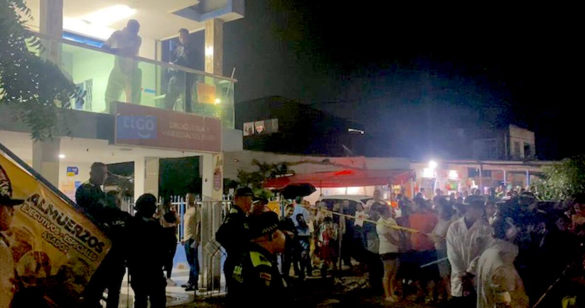 Varios curiosos llegaron. hasta el barrio Pinar del Río, donde la tarde de este viernes 3 de octubre asesinaron a tres hombres dentro de una peluquería.//Cortesía.