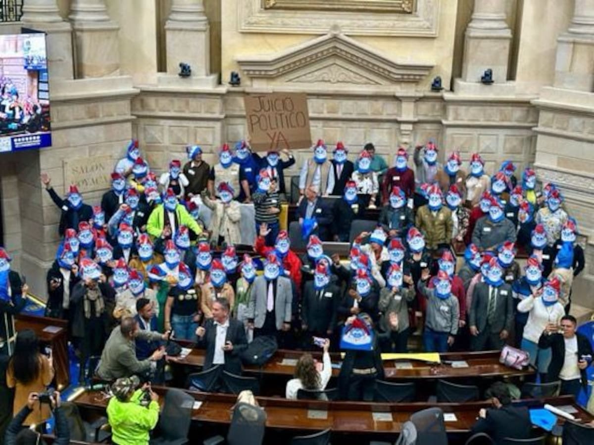 Manifestantes se tomaron el Congreso con máscaras de Papá Pitufo. // Foto: Tomada de X.