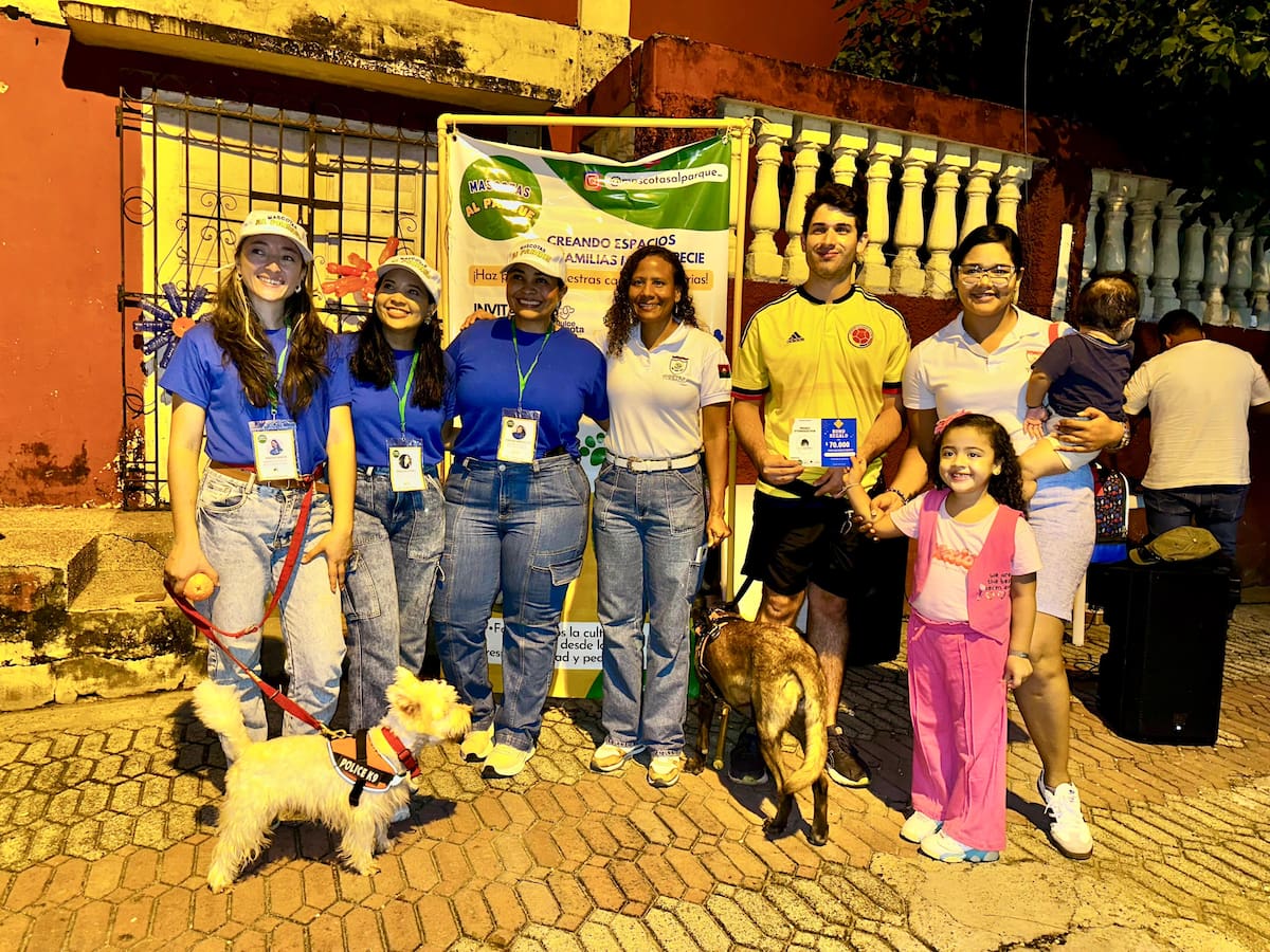 Familias turbaqueras celebrando en el evento “Mascotas al parque”, disfrutando de actividades recreativas y servicios de salud para sus mascotas en el Callejón.