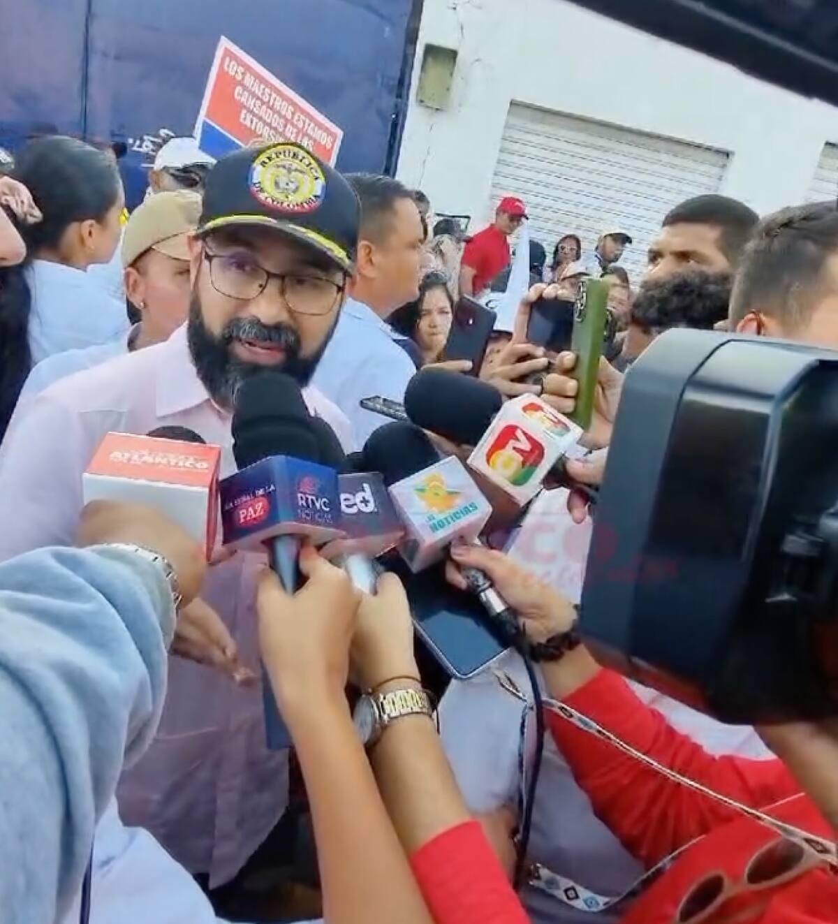 El Ministro de Minas y Energía, Andrés Camacho, se sumó a la marcha en Barranquilla en contra de las generadoras de energía.//Cortesía Jorge Martínez.