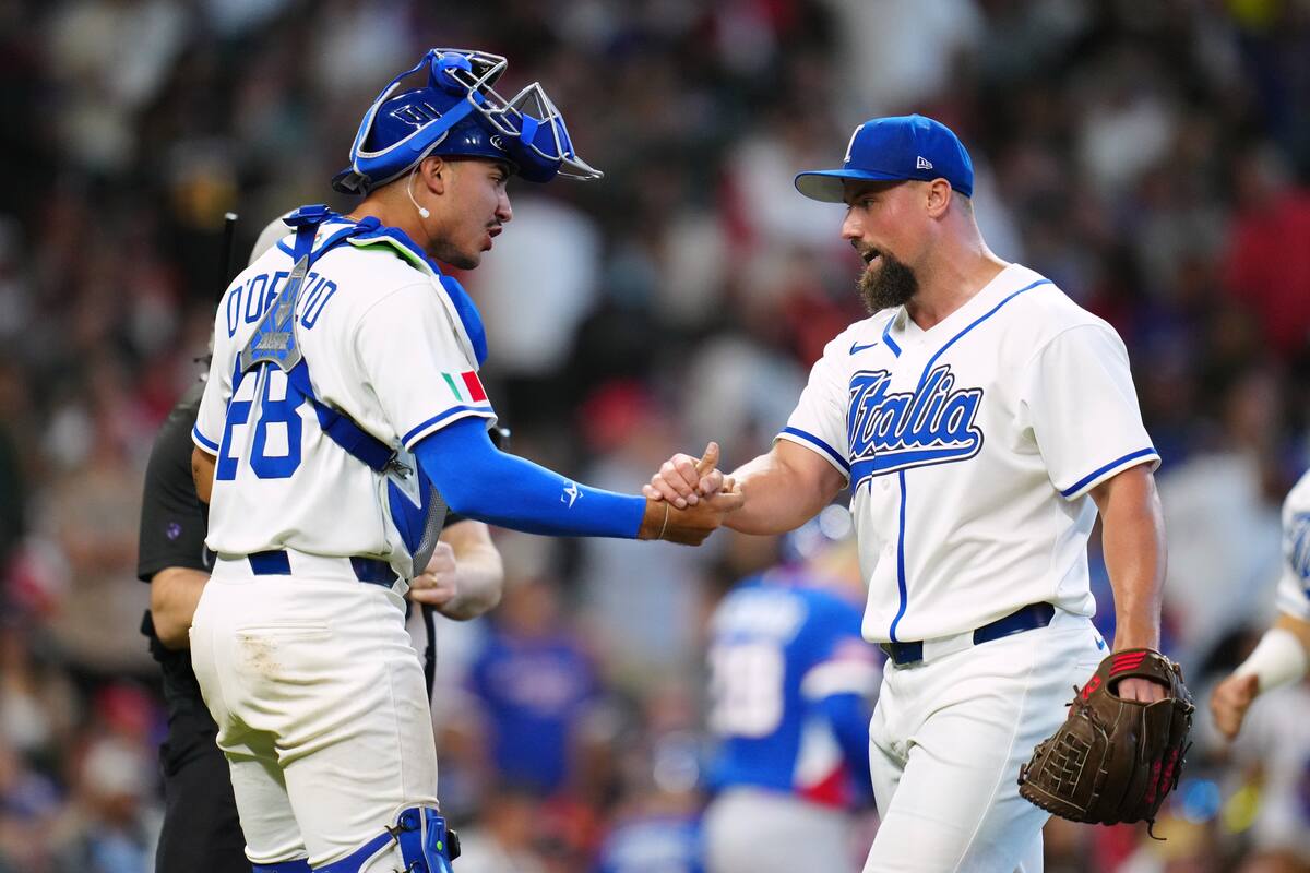 El lanzador italiano Dan Altavilla, a la derecha, es felicitado por su compañero JJ D'Orazio tras ponchar al puertorriqueño Nolan Arenado. //Foto, AP: Karen Warren