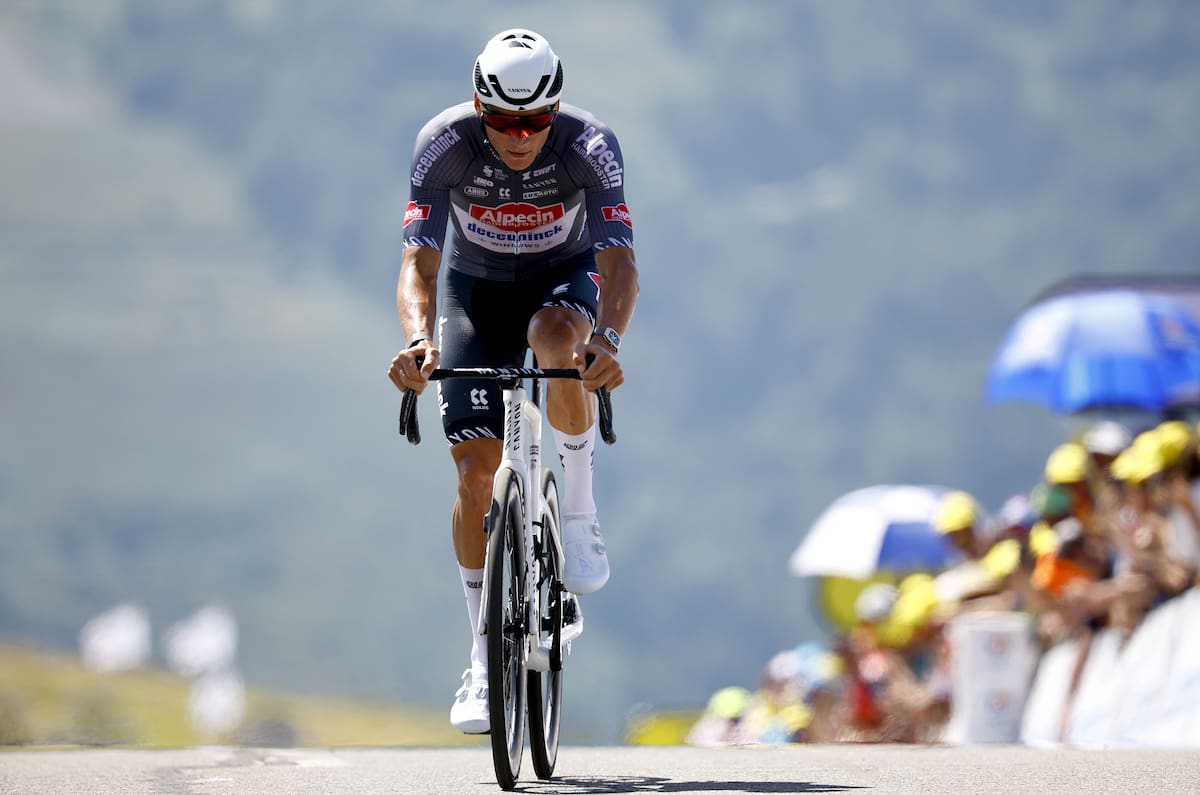 El ciclista neerlandés Mathieu Van Der Poel del equipo Alpecin - Deceuninck cruza la línea de meta en la 13ª etapa del Tour de Francia. //Foto, EFE: MARTIN DIVISEK