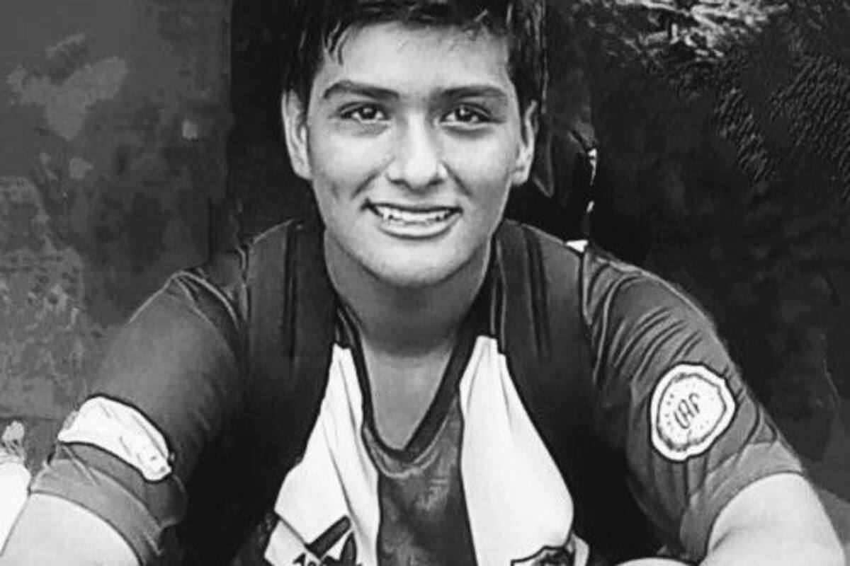 Futbolista chocó con un rival, no se levantó y murió de camino al hospital