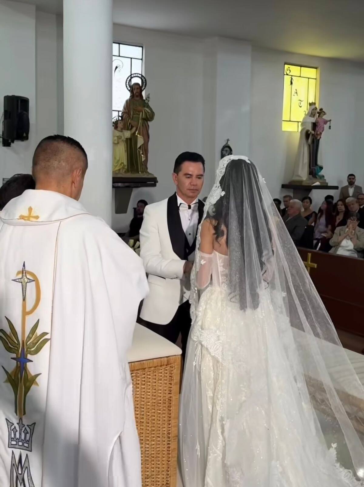 Jhonny Rivera y Jenny López sellaron su amor en la Iglesia del Perpetuo Socorro, en Arabia (Risaralda), en una ceremonia marcada por la elegancia, la tradición y la emotividad.
Foto tomada de: Pantallazo de video Instagram