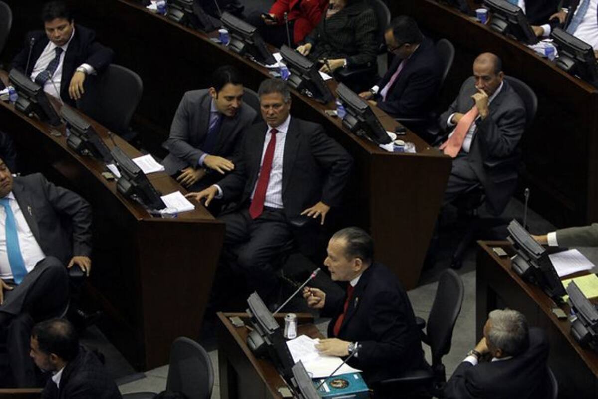 Tras una polémica por estar dando más uso del tiempo en las intervenciones a los amigos de que se hunda, en particular al senador Roberto Gerleín, la mesa directiva decidió que será el miércoles el día en que definitivamente se votará el controvertido proyecto. COLPRENSA