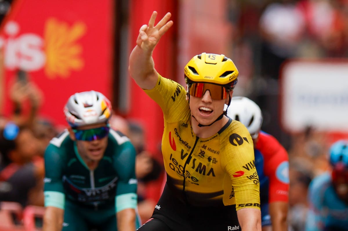 El ciclista británico del Team Visma-Lease a Bike, Matthew Brennan, celebra la victoria en la 11ª etapa de La Vuelta a España, de 153,8 km entre las localidades de Cartagena y Lorca. //Foto, EFE: Javier Lizón