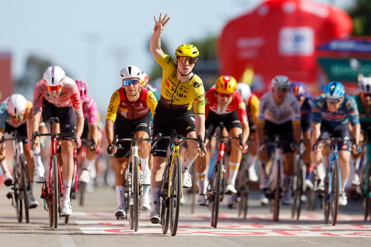 El británico del Visma Lease a Bike Matthew Brennan se impone en la 16 etapa de la Vuelta Ciclista que se ha disputado entre Cortegana y La Rábida (Palos de la Frontera), de 181,1km de recorrido. //Foto, EFE: Javier Lizón