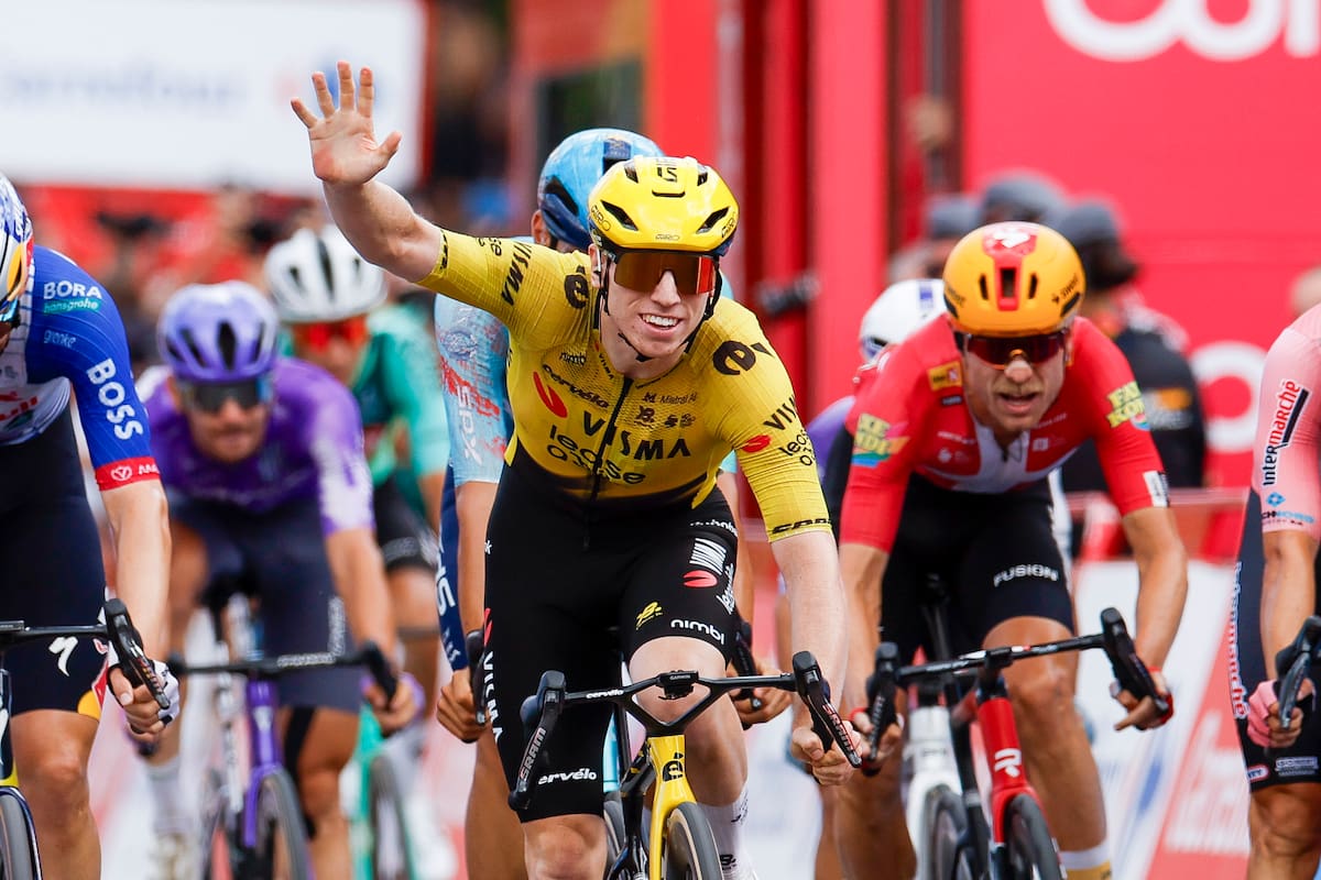 El ciclista británico James Matthew Brennan del Team Visma | Lease a Bike gana la decimoséptima etapa de La Vuelta a España. //Foto, EFE: Javier Lizón