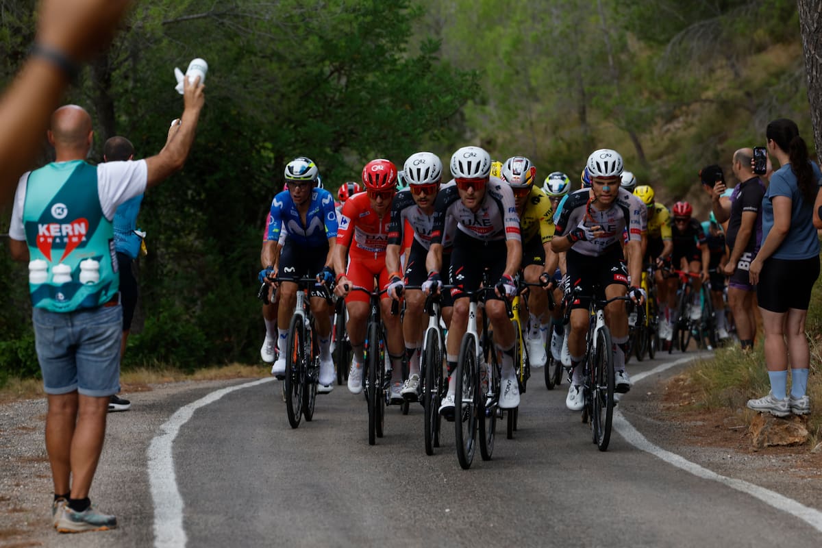 El pelotón durante la quinta etapa de La Vuelta a España, este miércoles, que se disputa entre Falset y Roquetes (Tarragona). //Foto, EFE: Javier Lizón