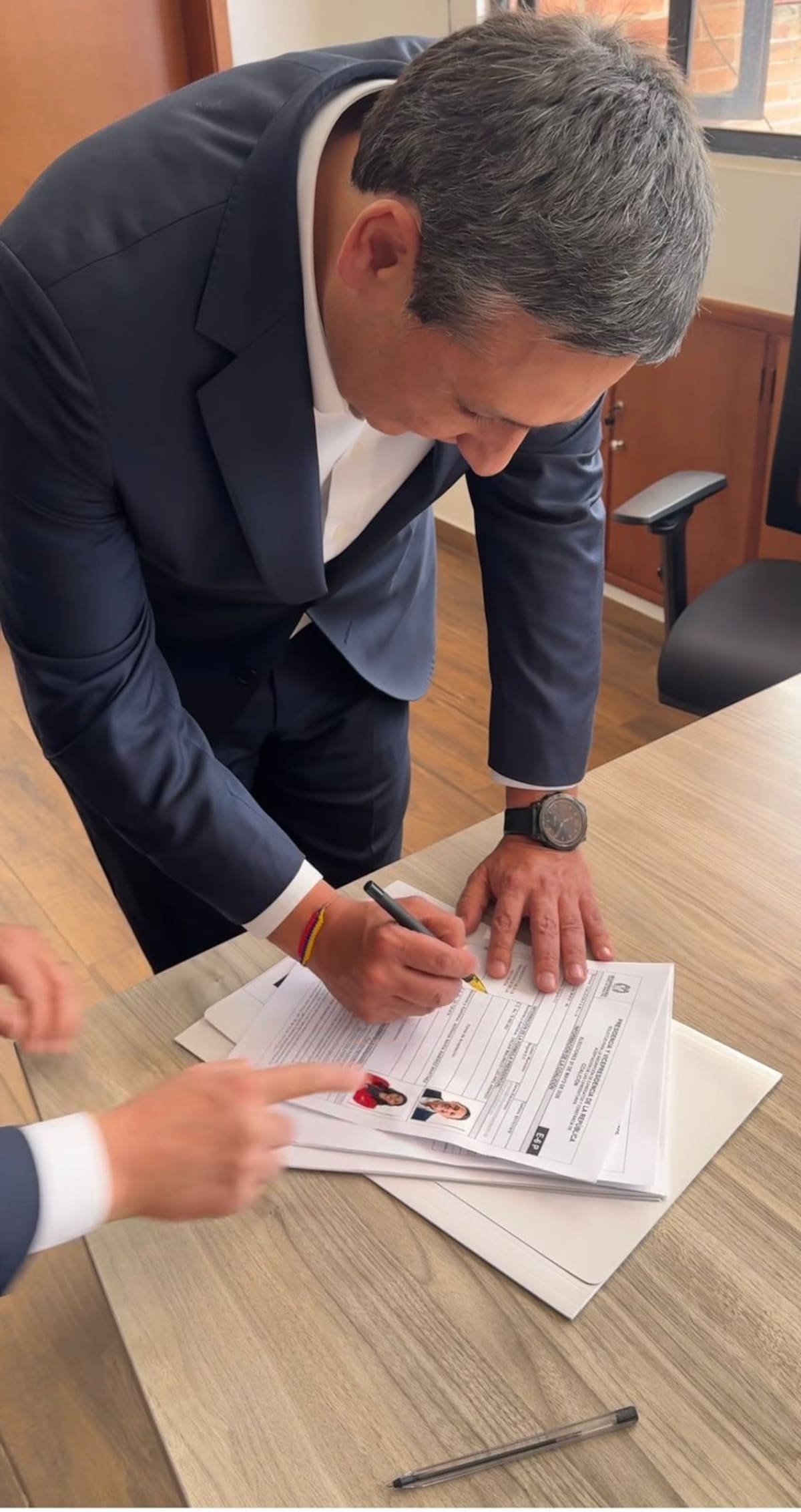 Mauricio Lizcano, exministro de las Tics, inscribió su candidatura a la Registraduría. // Foto: Campaña de Mauricio Lizcano.