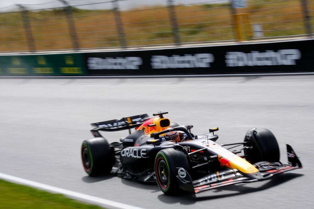 El piloto de Red Bull Max Verstappen de Holanda conduce su auto durante la primera sesión de práctica antes de la carrera automovilística del Gran Premio de Holanda de Fórmula Uno. //AP