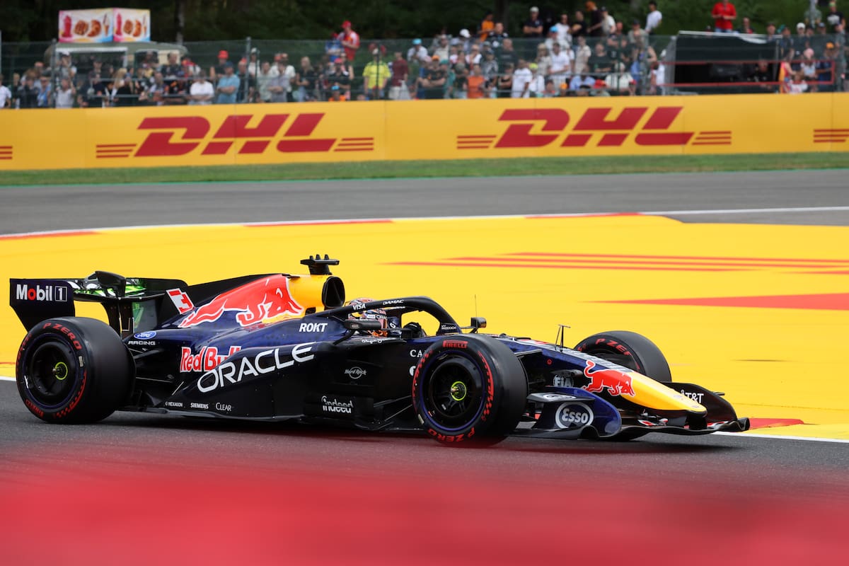 El piloto de Red Bull Max Verstappen, de los Países Bajos, conduce su monoplaza durante la primera sesión de entrenamientos previa al Gran Premio de Fórmula 1 en el circuito de Spa-Francorchamps, en Spa (Bélgica). //Foto, AP: Omar Havana