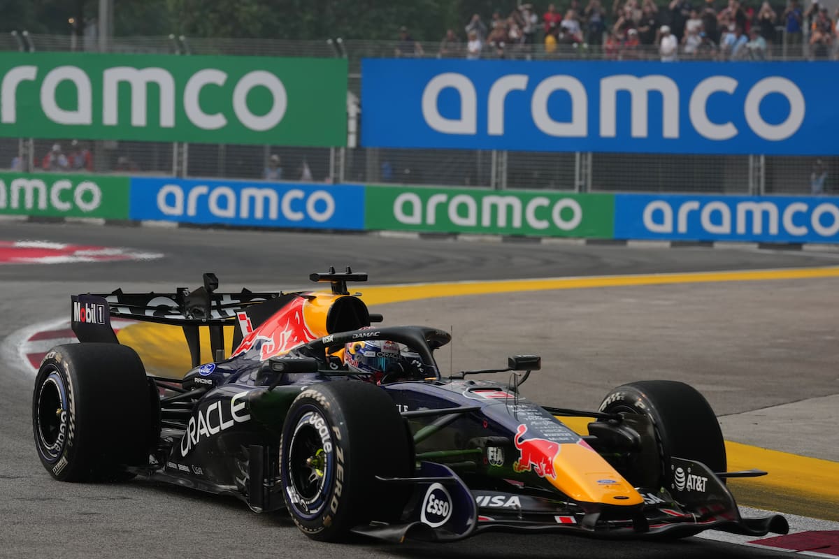 El neerlandés Max Verstappen pilota su Red Bull durante la primera sesión de entrenamientos libres previa al Gran Premio de Singapur de Fórmula 1, en Singapur. //Foto, AP: Ng Han Guan