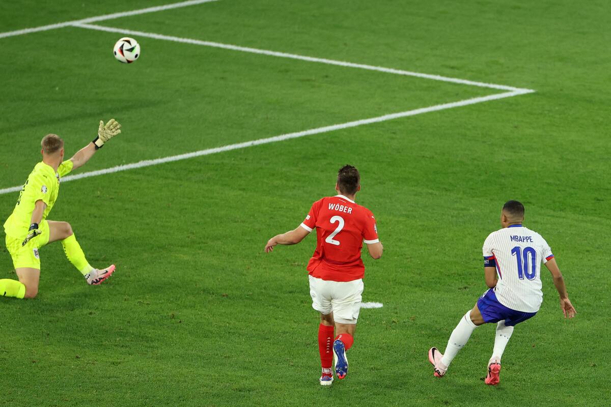 Kylian Mbappé de Francia pierde una oportunidad durante el partido de fútbol del grupo D de la UEFA EURO 2024 entre Austria y Francia, en Dusseldorf, Alemania.//EFE