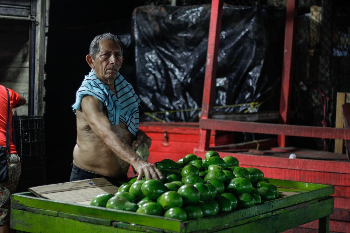 Vendedor de aguacate en el mercado de Bazurto. // Nayib Gaviria - El Universal.