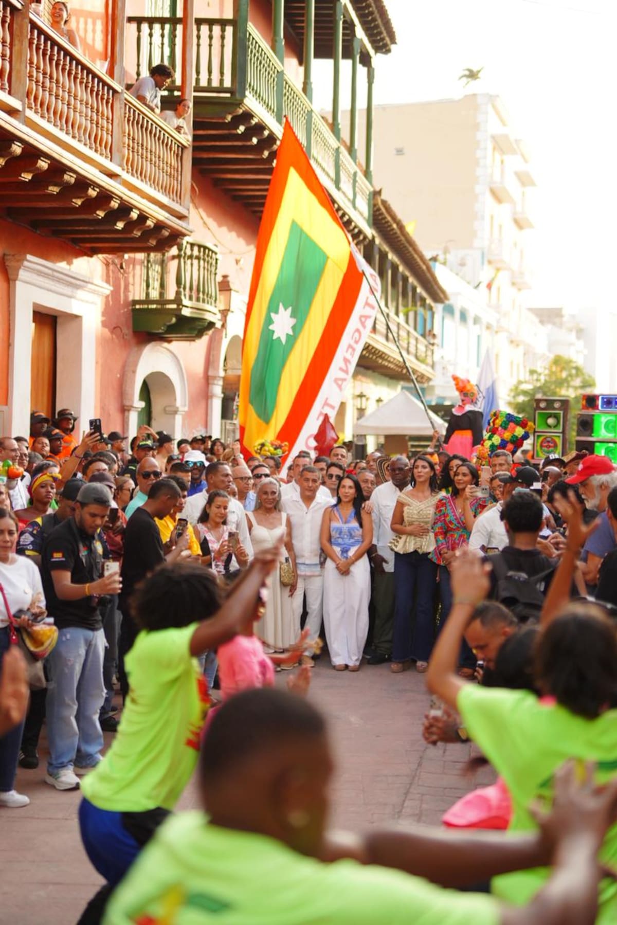 Durante la ejecución de la obra en la calle de la Media Luna, se generaron más de 50 empleos, en sintonía con el enfoque social que prioriza mano de obra local en la transformación de la ciudad. // Foto: Cortesía - Alcaldía de Cartagena.