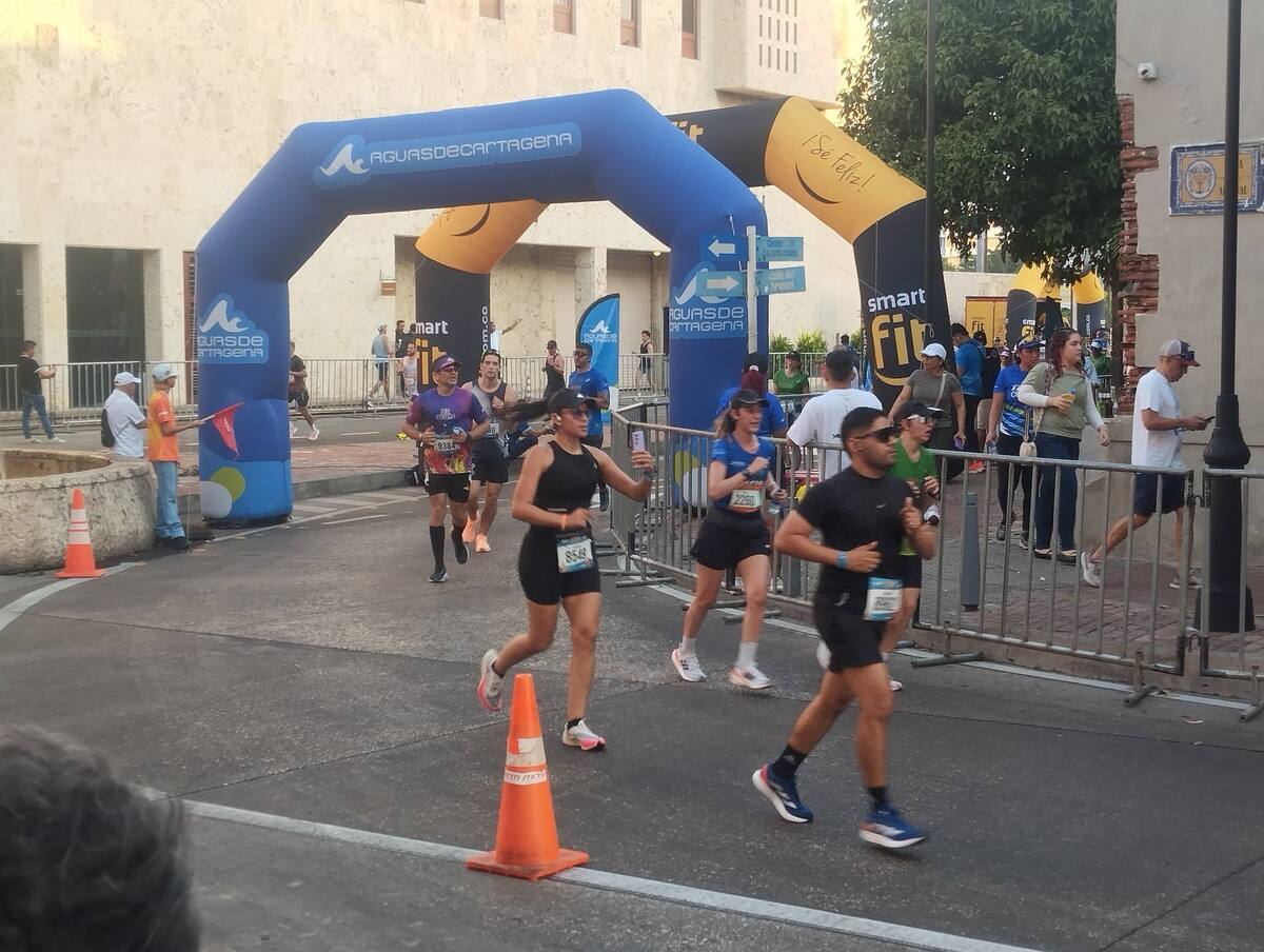 Corredores en medio de la Media Maratón del Mar 2025. // Foto: Óscar Díaz - El Universal