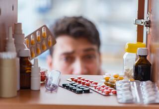 Los 117 servicios que el sistema de salud en Colombia ya no cubrirá, incluido el acetaminofén combinado