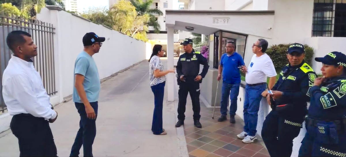 Personal de la Policía Metropolitana y la Alcaldía de Barranquilla se han puesto en contacto con los habitantes del barrio Riomar para que entre a operar la segunda “Megazona Segura” en la ciudad.//Cortesía Alcaldía de Barranquilla.