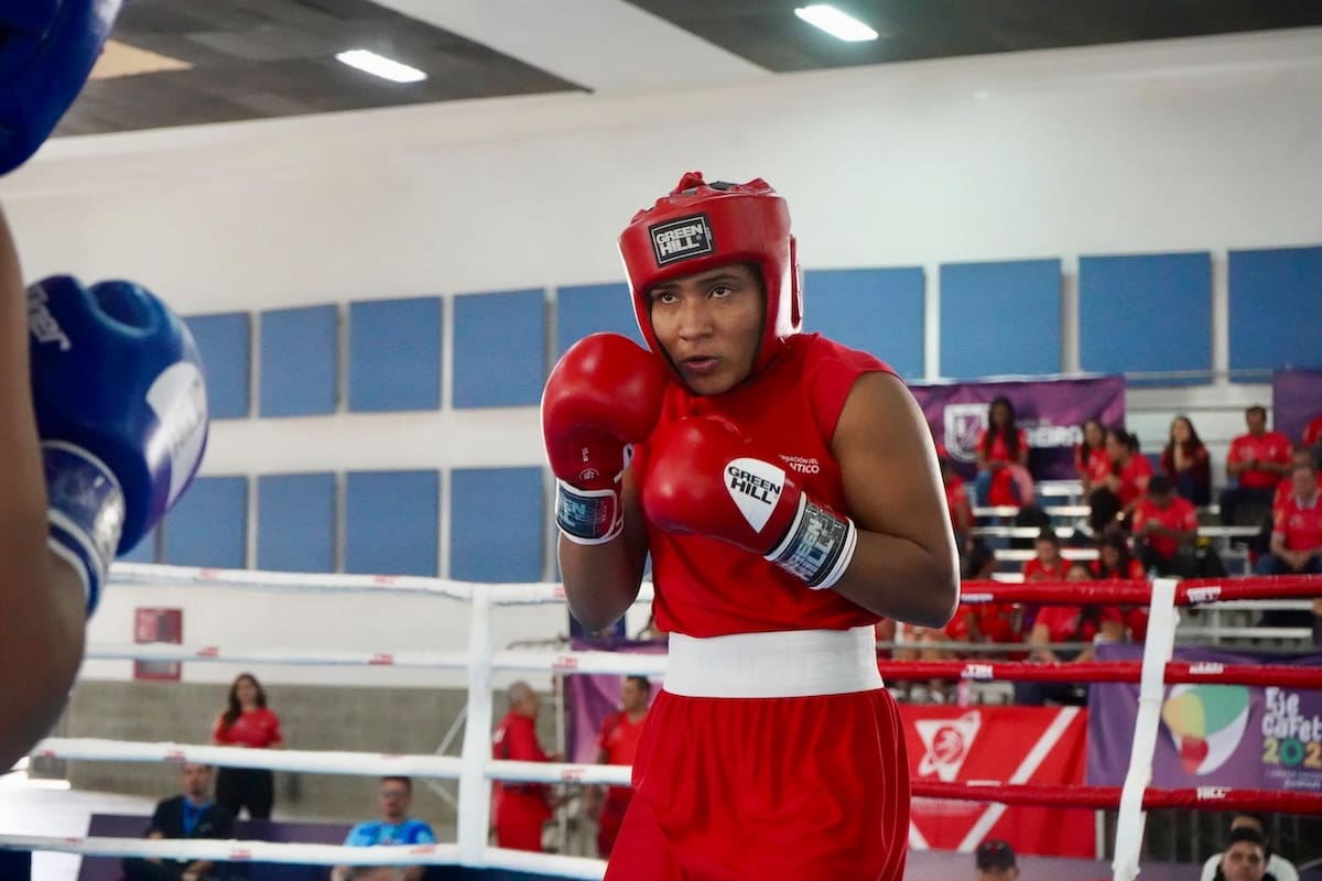 Melanis Pérez, la abanderada del Atlántico, consiguió medalla de oro por RSC (referee suspende combate), en el segundo asalto, a María Angélica Ávila del Meta. //Cortesía.