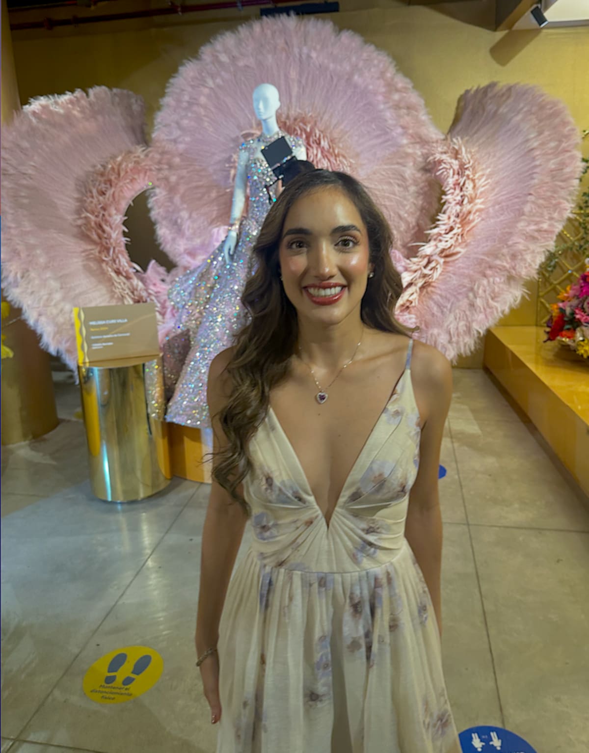 Melissa Cure Villa, Reina del Carnaval 2024, posa junto al vestido ‘Solsticio de Luna de Carnaval’.//Juan M. Cantillo-El Universal.