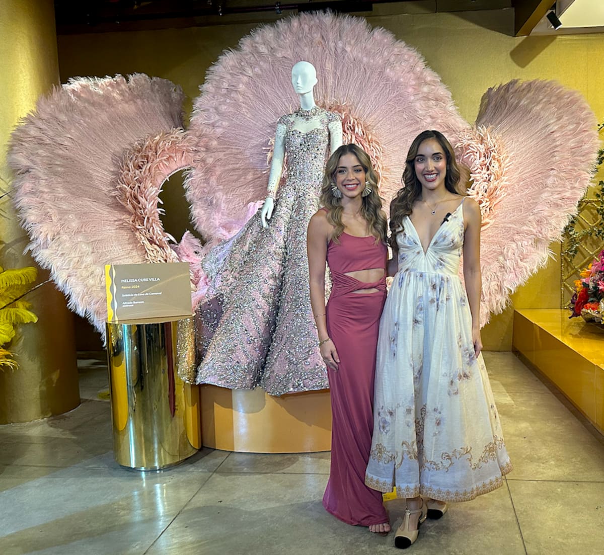 Melissa Cure Villa, Reina del Carnaval 2024, y Tatiana Angulo Fernández de Castro, Reina del Carnaval 2025, posan junto al vestido ‘Solsticio de Luna de Carnaval’.//Juan M. Cantillo-El Universal.