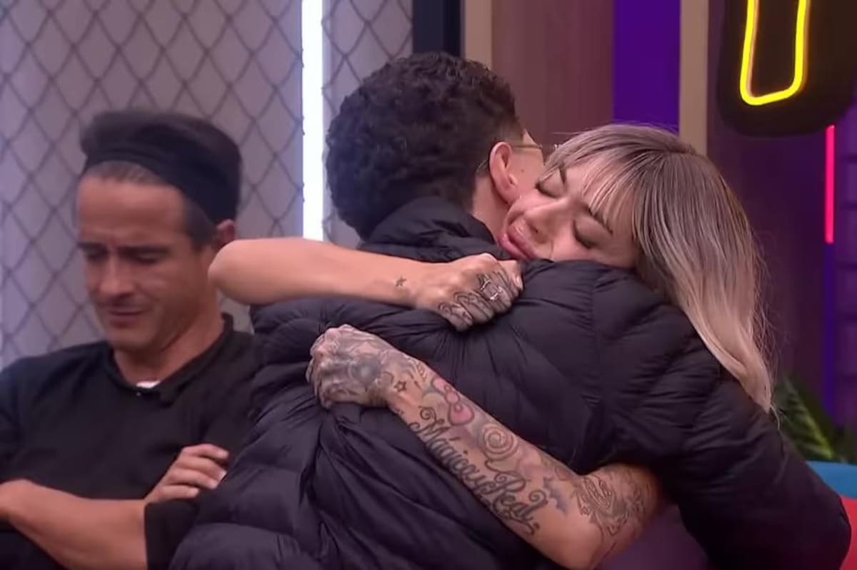 Melissa Gate no pudo contener su emoción y se movió para darle un fuerte abrazo a su hijo durante 'congelados' en La casa de los famosos Colombia. //Foto: tomada de Internet.
