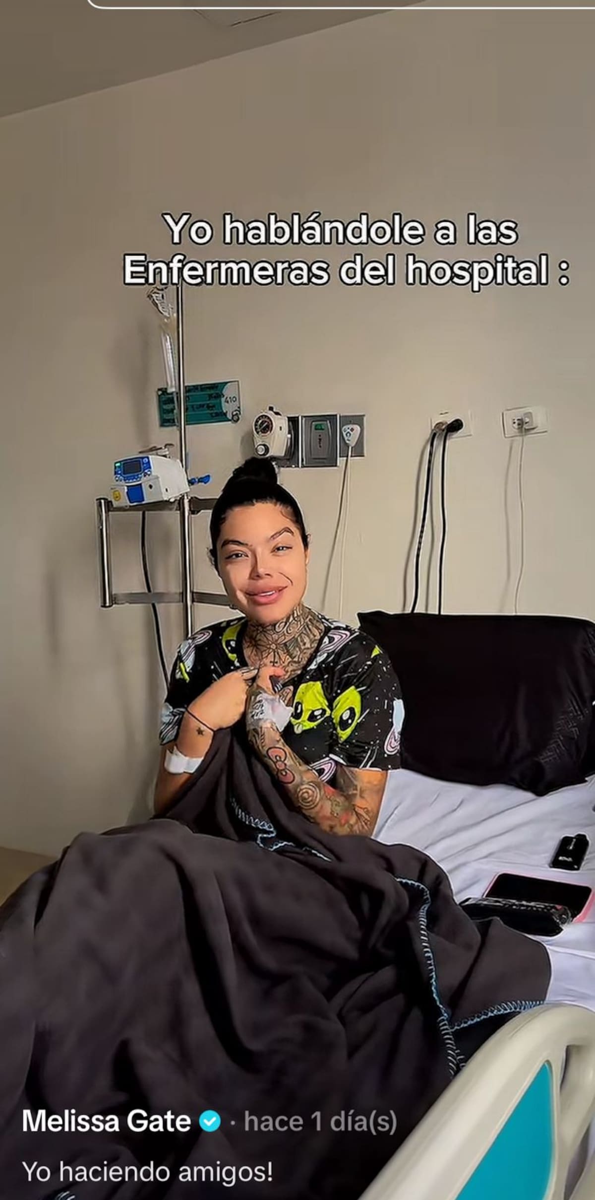 Melissa Gate durante un TikTok de humor que grabó mientras se encontraba en una camilla.
