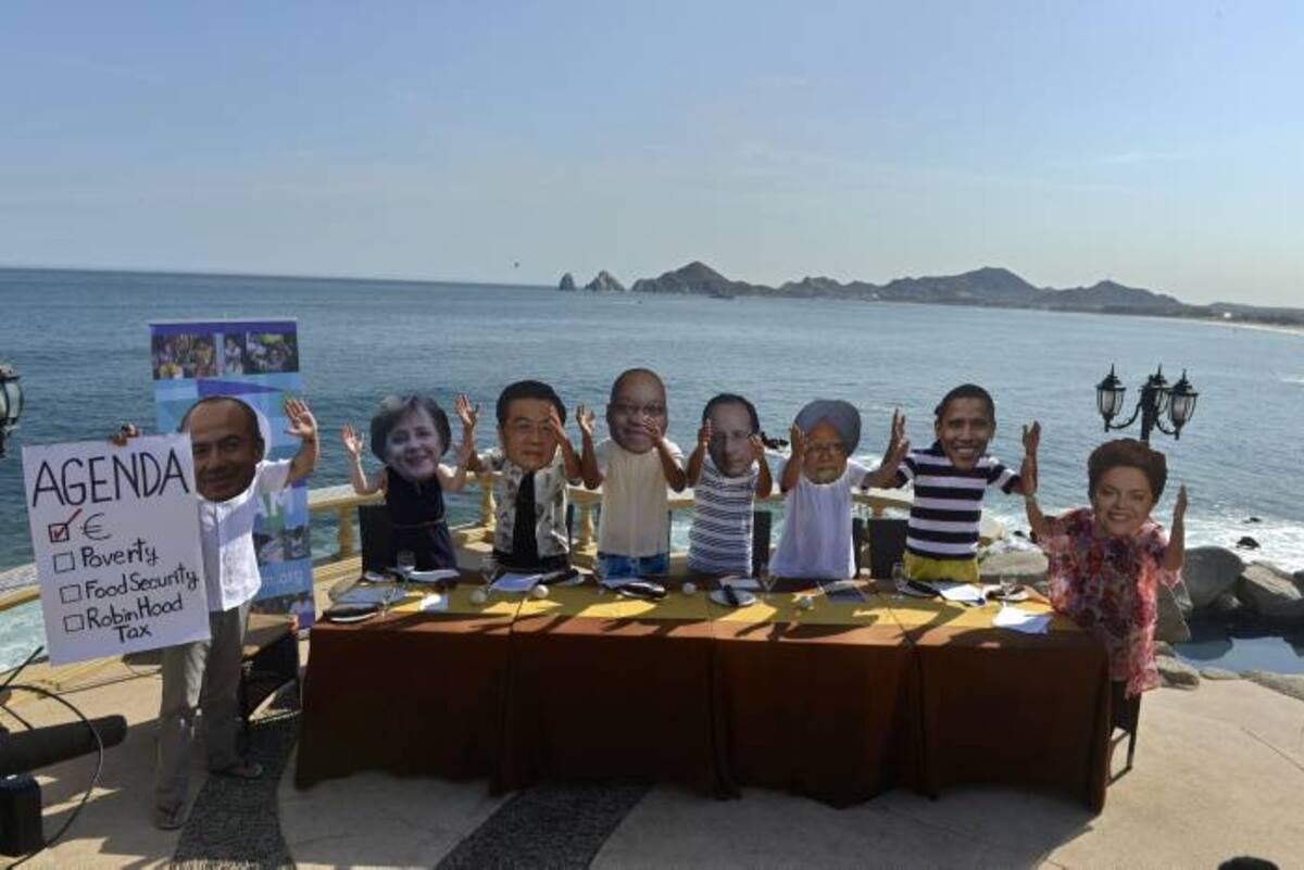 Esta foto difundida por los activistas Oxfam muestra personas con mascaras de los principales líderes que asisten al G20. De iz a der: el presidente de México, Felipe Calderón; la primera ministra alemán, Angela Merkel; el presidente de China, Hu Jintao; el presidente sudafricano, Jacob Zuma; el presidente francés, François Hollande; el primer ministro indio, Manmohan Singh; El presidente de EE.UU. Barack Obama y la presidente de Brasil, Dilma Rousseff. AFP