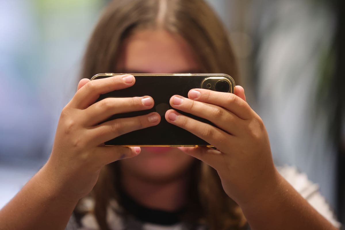 Francia prohíbe las redes sociales a menores de 15 años