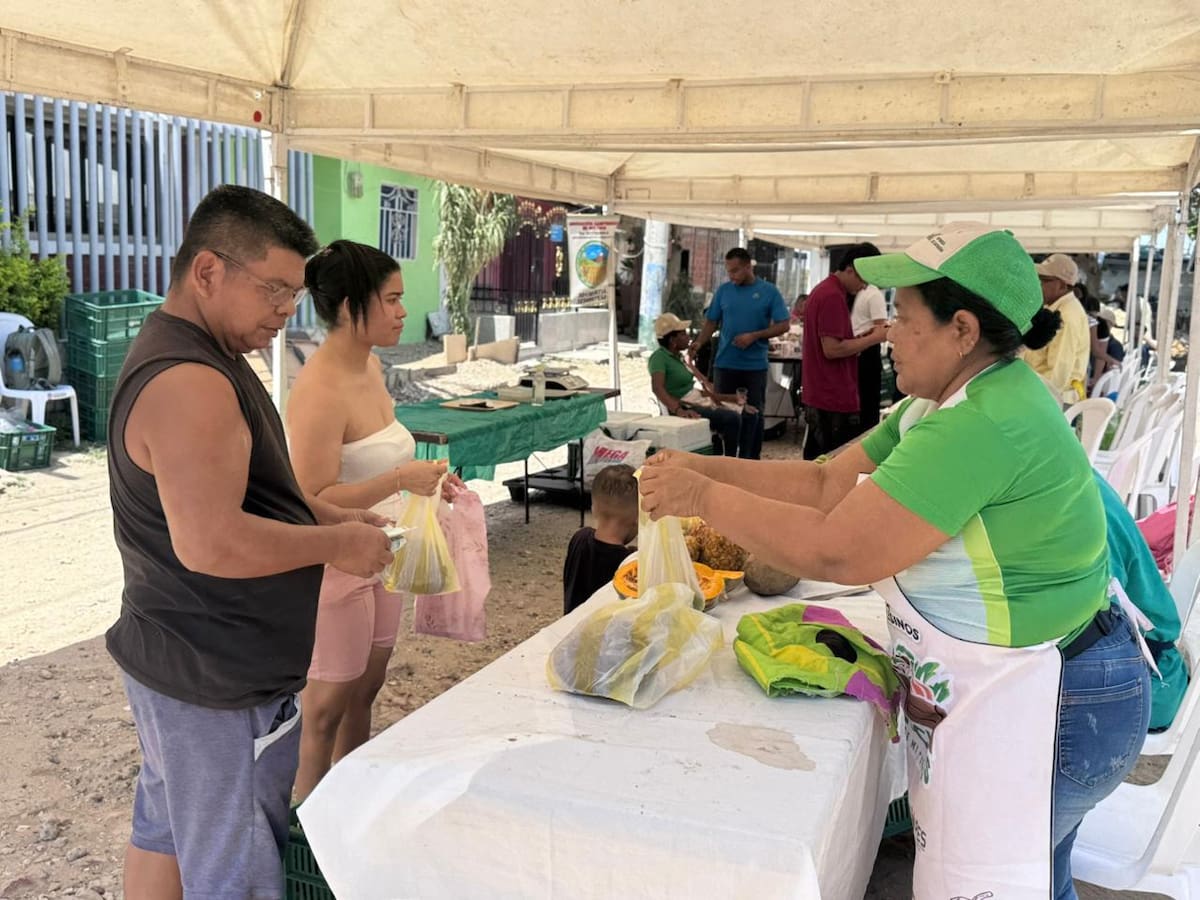 El Mercado campesino se realizó en Nelson Mandela y Villa Sandra. // Foto cortesía Alcaldía de Cartagena
