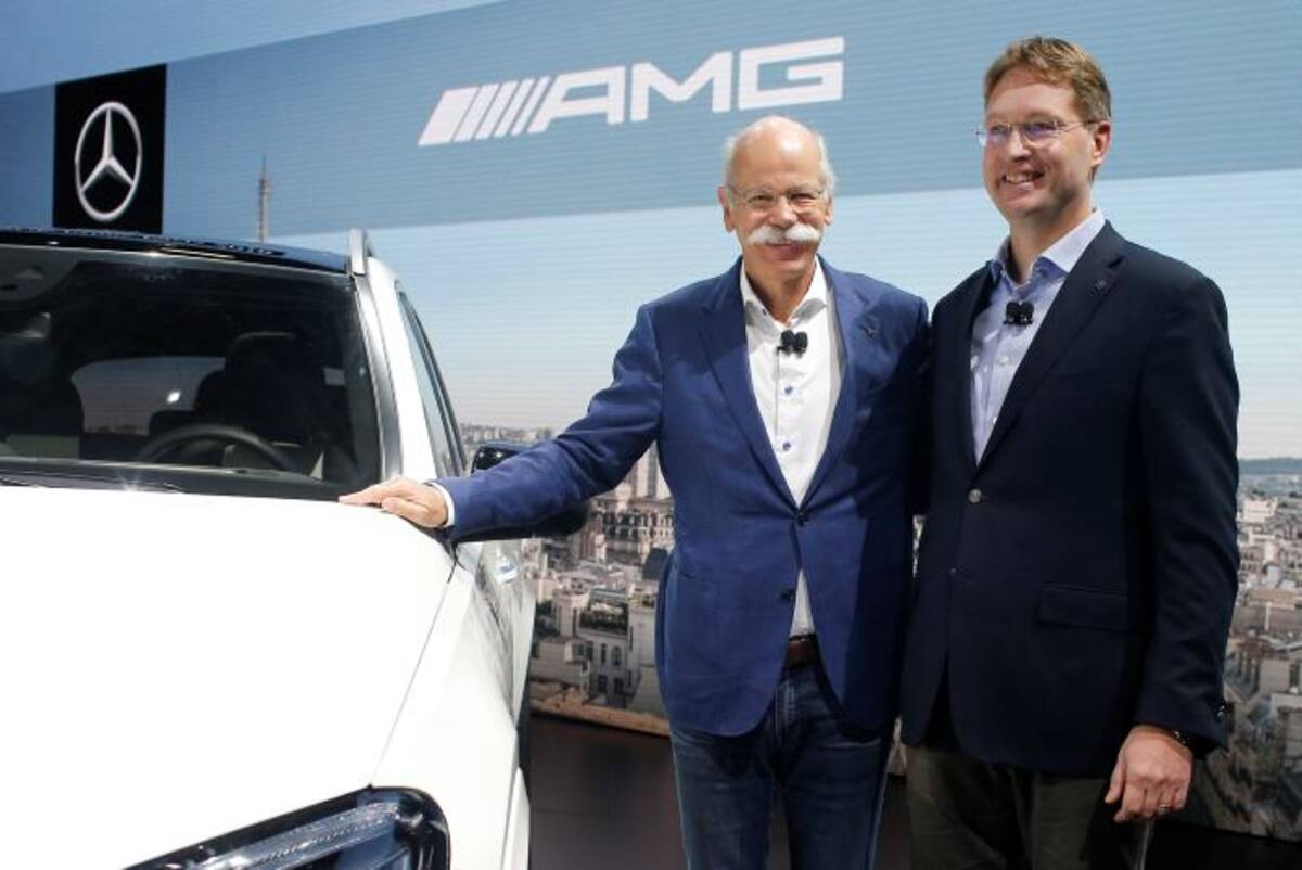 Dieter Zetsche, presidente de la Junta de Administración de Daimler AG, Jefe de Mercedes-Benz Cars, izquierda, y Ola Kallenius, derecha, miembro de la Junta de Administración de Daimler AG. Group Research y Mercedes-Benz Cars Development, posan frente al nuevo Mercedes GLE durante un día mediático para el Auto Show de París. AP Thibault Camus
