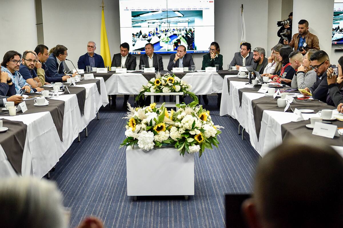 Hubo acuerdo: Gobierno aumenta salario a trabajadores públicos