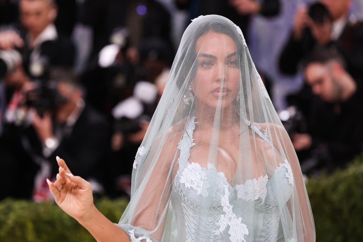 Georgina Rodríguez destaca en la MET Gala con un diseño inspirado en la Virgen María