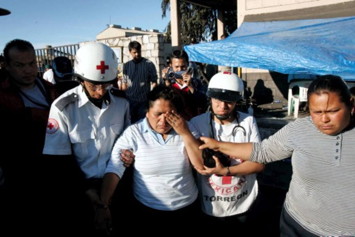 Familiares sufren por las victimas de la explosión de una mina en México AP GREGORY BULL