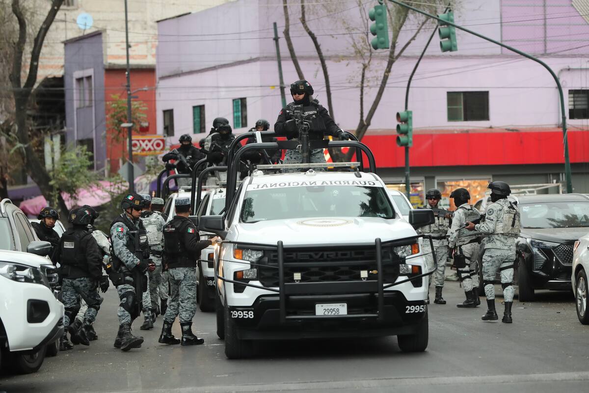 Integrantes de la Guardia Nacional resguardan la zona donde trasladaron el cuerpo de Nemesio Rubén Oseguera Cervantes, alias 'El Mencho', líder del Cártel Jalisco Nueva Generación (CJNG) abatido en Ciudad de México (México). //EFE - Mario Guzmán.
