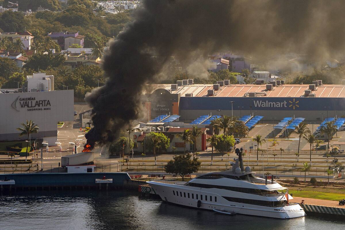 Fotografía aérea donde se ve camión incendiándose tras reacciones violentas por el abatimiento de Nemesio Rubén Oseguera Cervantes, alias 'El Mencho'. EFE/ Gerardo Santillán.