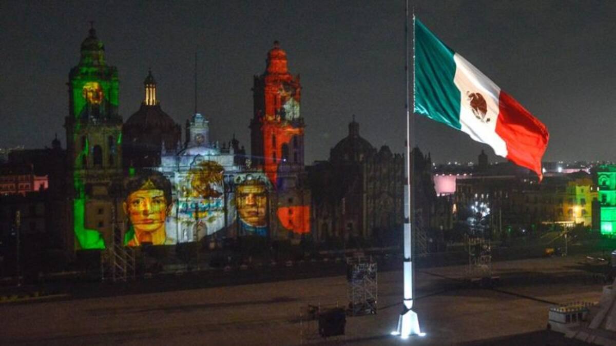 Proyección de un vídeo con tecnología mapping sobre la Catedral durante la ceremonia del 211 aniversario del Grito de Independencia en Ciudad de México (México). //EFE